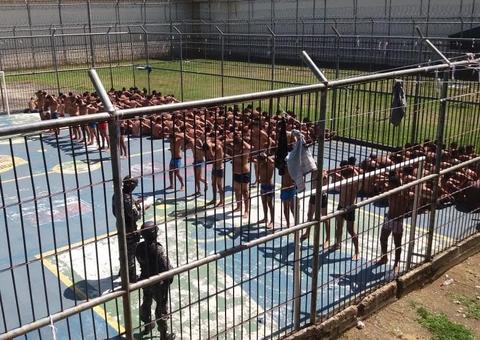 Revista em presídio de Manaus apreende armas e mais de 25 celulares em celas