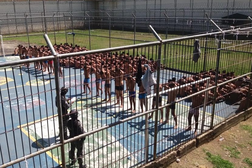 Revista em presídio de Manaus apreende armas e mais de 25 celulares em celas