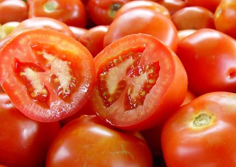 Tomate o fruto que cuida desde a saúde dos olhos a do coração