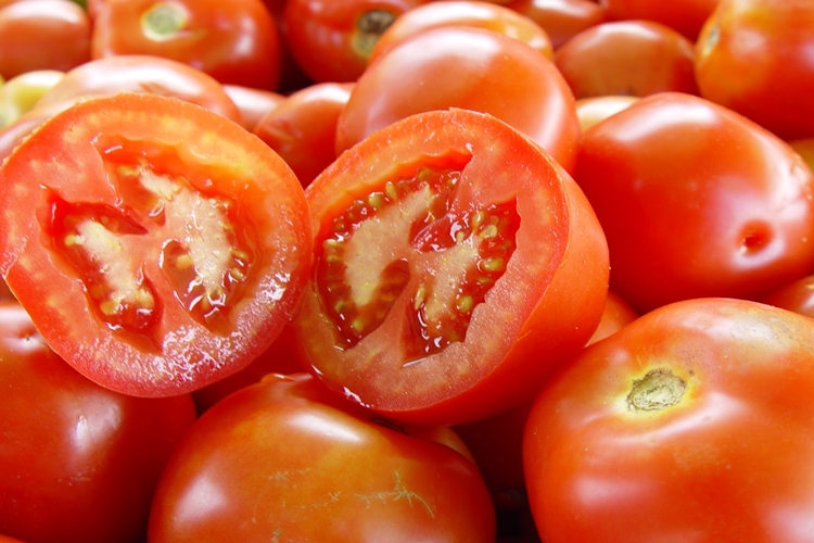 Tomate o fruto que cuida desde a saúde dos olhos a do coração