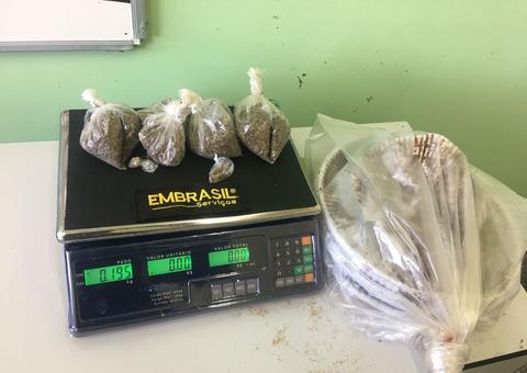 Em Manaus, mulheres tentam entrar em presídio com droga escondida em bandeja 