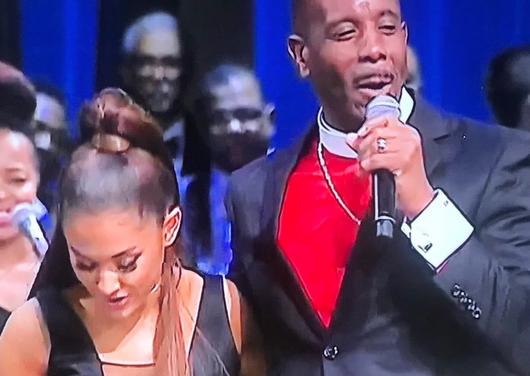  Vídeo mostra pastor supostamente assediando Ariana Grande em funeral de Aretha Franklin