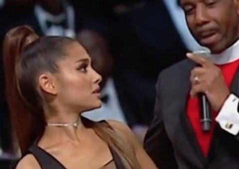  Vídeo mostra pastor supostamente assediando Ariana Grande em funeral de Aretha Franklin