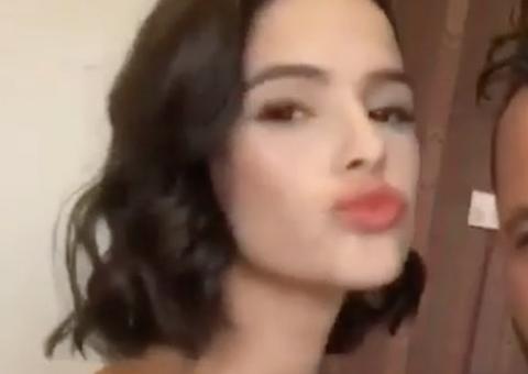 Em festival internacional, Marquezine detona seguidora que a chamou de 'só namorada de Neymar'