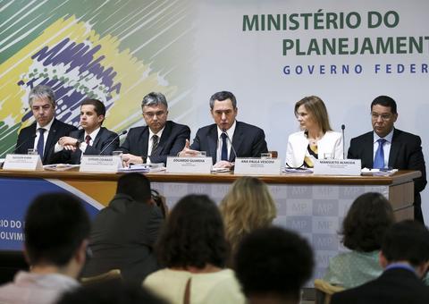 Ministro diz que não há previsão para novos concursos em 2019