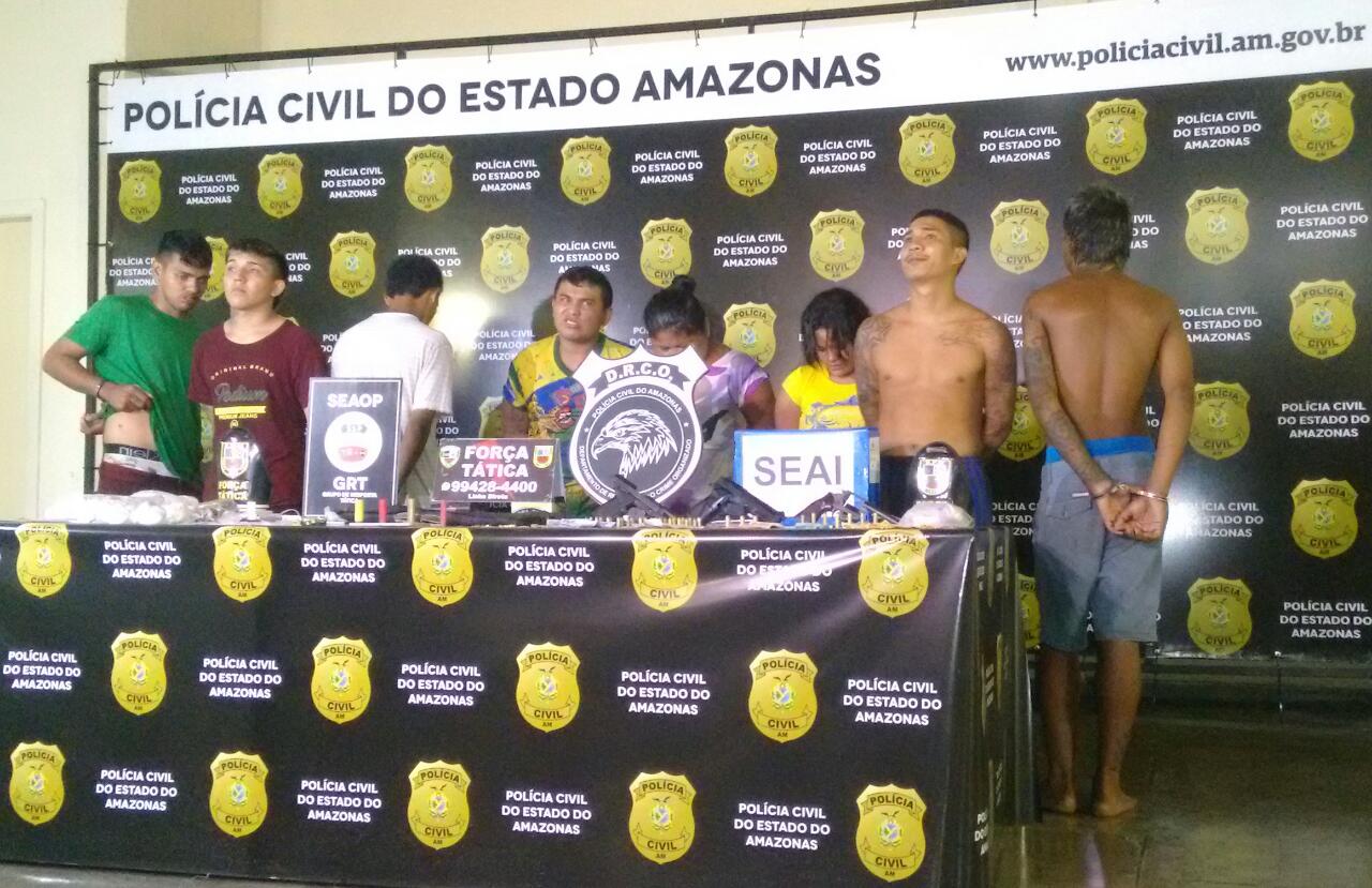 6 pessoas suspeitas de integrar facção criminosa são presas com armas e drogas em Manaus