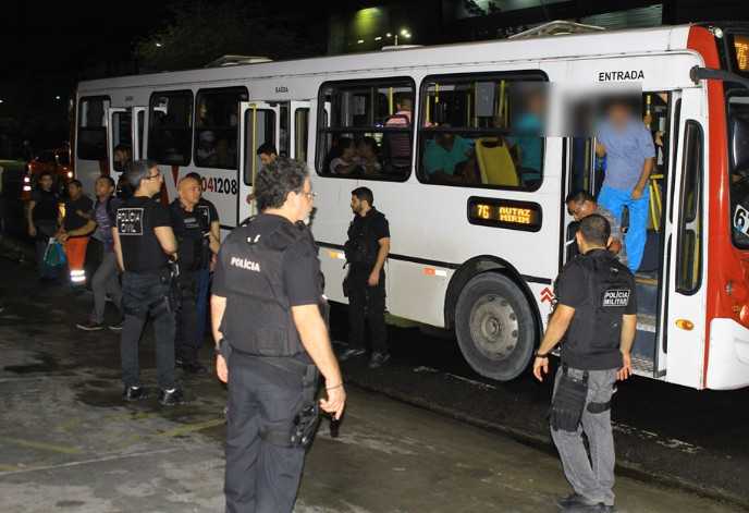Manaus tem policiamento reforçado após chacina em campo de futebol