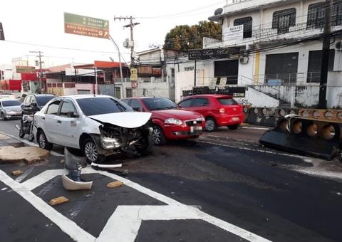 Em Manaus, carro fica destruído ao se chocar com bloco de concreto em avenida