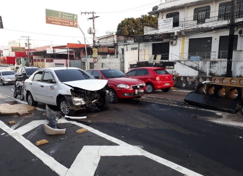 Em Manaus, carro fica destruído ao se chocar com bloco de concreto em avenida