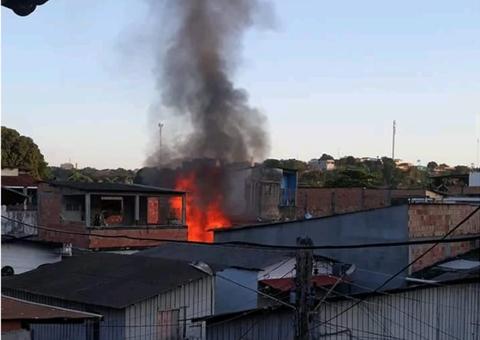 Em Manaus, homem morre carbonizado durante incêndio em casa de madeira