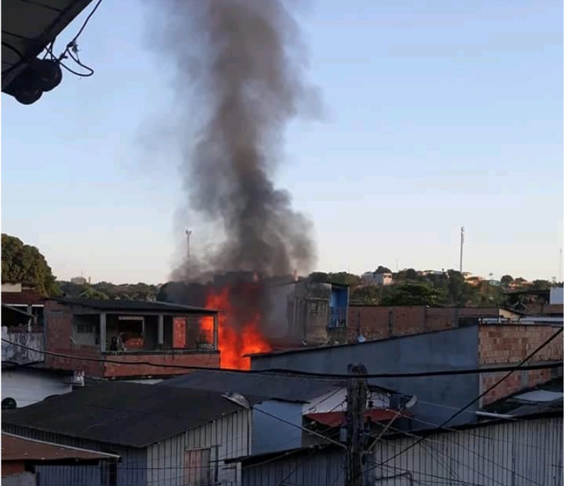 Em Manaus, homem morre carbonizado durante incêndio em casa de madeira