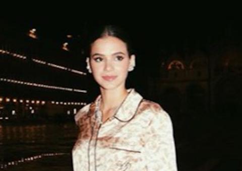 Bruna Marquezine joga charme pelas ruas de Veneza com pijama de R$ 2,7 mil 