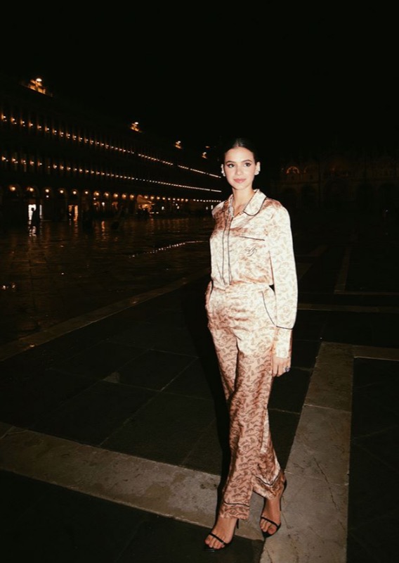 Bruna Marquezine joga charme pelas ruas de Veneza com pijama de R$ 2,7 mil 