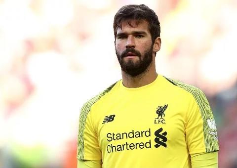 Alisson falha ao tentar driblar adversário e sofre gol imperdoável; internet zoa