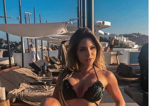 Com diária de até R$ 8 mil, Mariana Castilho ostenta corpão em hotel de luxo