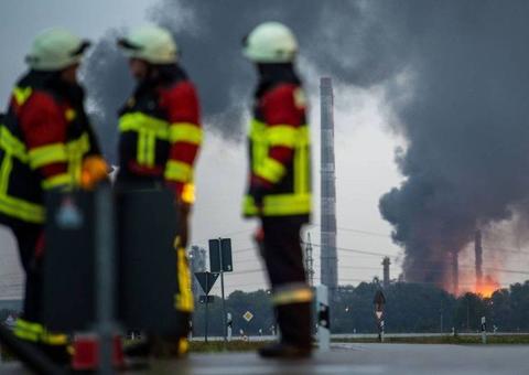 Explosão em refinaria fere oito pessoas e tira 1.800 pessoas de casa na Alemanha