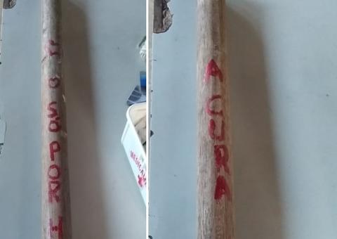 Clínica médica é interditada após usar 'pau da cura' para espancar pacientes, diz polícia 