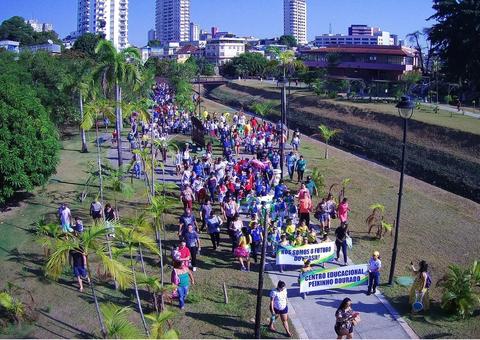 Desfile cívico escolar reúne mais de 100 crianças na zona sul de Manaus 