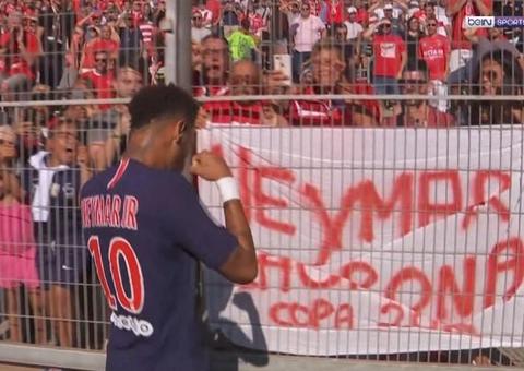 Neymar marca pelo PSG e debocha após ser provocado por torcida rival; Veja