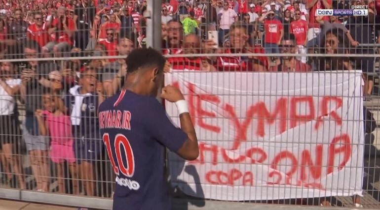 Neymar marca pelo PSG e debocha após ser provocado por torcida rival; Veja
