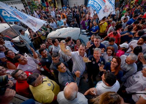 Omar Aziz e Arthur Bisneto realizam caminhada em Manaus