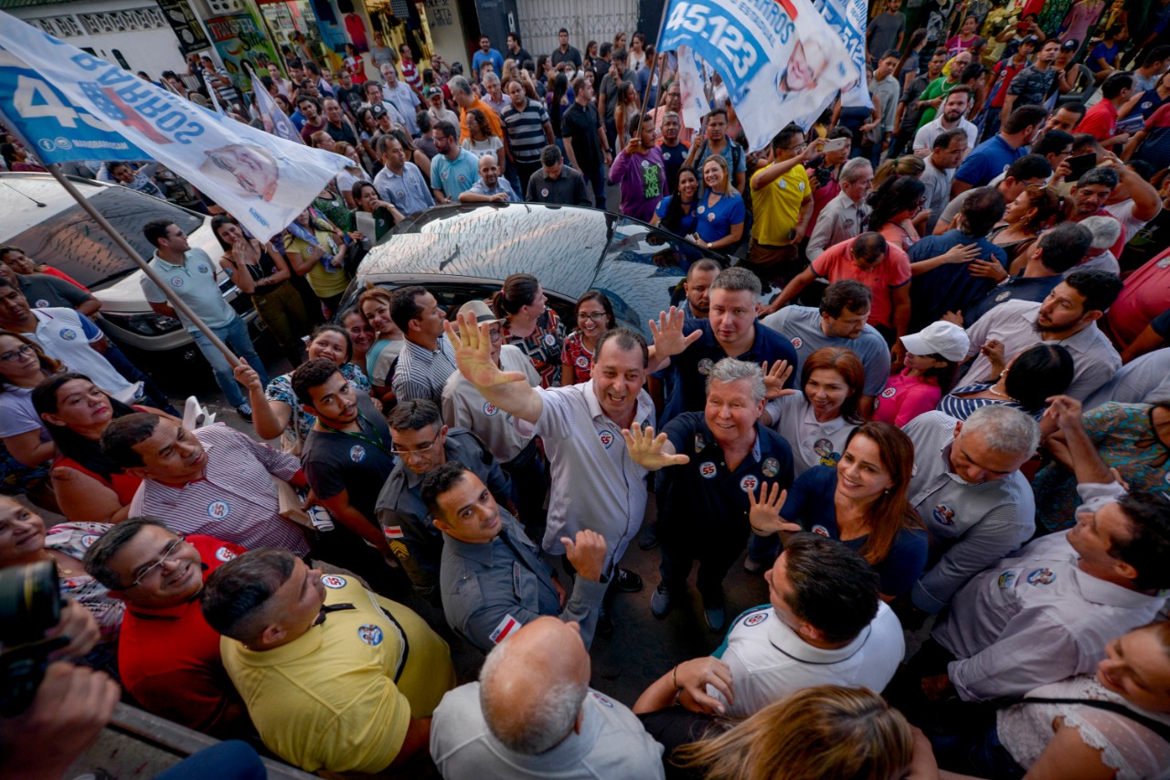 Omar Aziz e Arthur Bisneto realizam caminhada em Manaus
