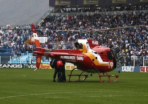 Torcedor despenca de arquibancada durante jogo e é internado em estado grave