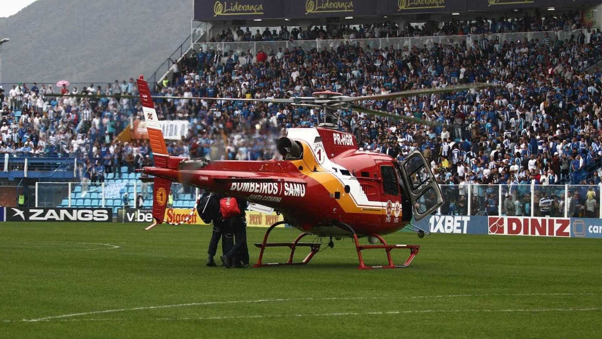 Torcedor despenca de arquibancada durante jogo e é internado em estado grave