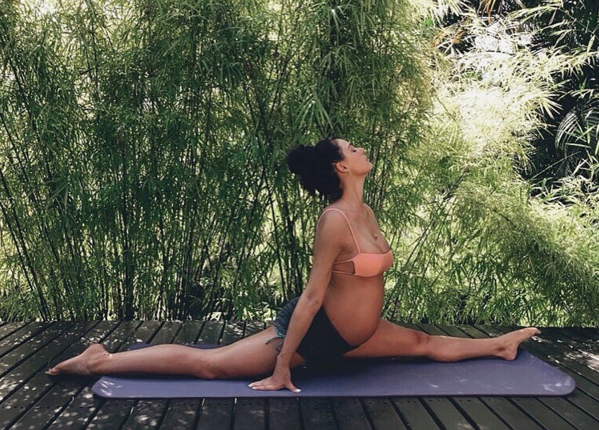 Com barrigão de 7 meses, Ísis Valverde impressiona por elasticidade em clique