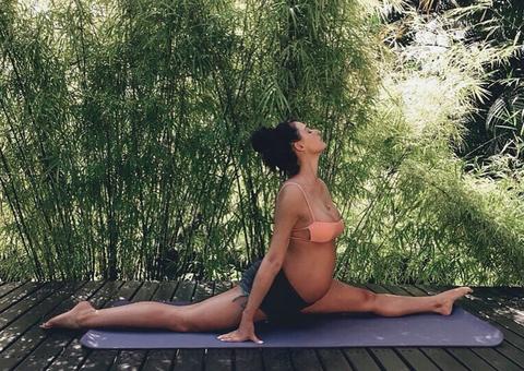 Com barrigão de 7 meses, Ísis Valverde impressiona por elasticidade em clique