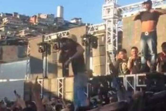 Em vídeo, MC candidato a deputado canta em baile com homens armados