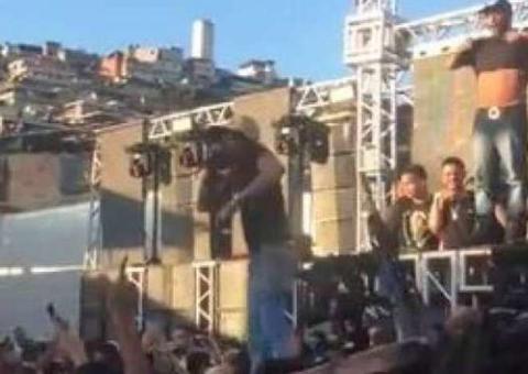 Em vídeo, MC candidato a deputado canta em baile com homens armados