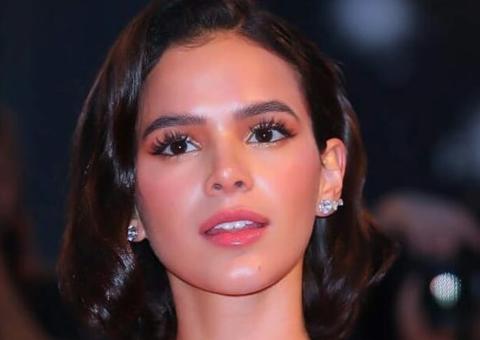 Em Veneza, Bruna Marquezine surge fatal a bordo de vestido de fios de ouro