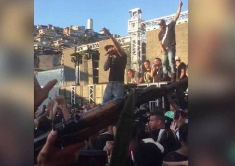 MPE vai analisar vídeo de MC candidato cantando em baile com homens armados