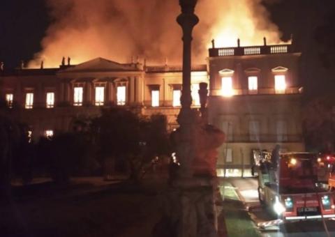 Incêndio de grandes proporções atinge Museu Nacional no RJ
