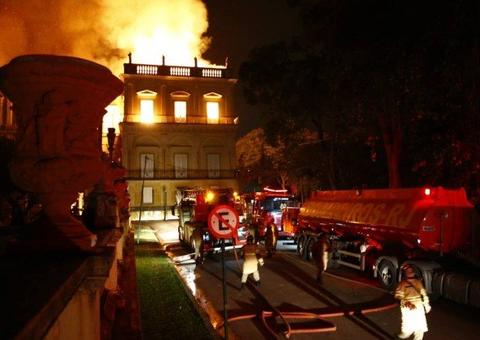 Hidrantes no Museu Nacional estavam vazios e atrasaram trabalhos dos bombeiros