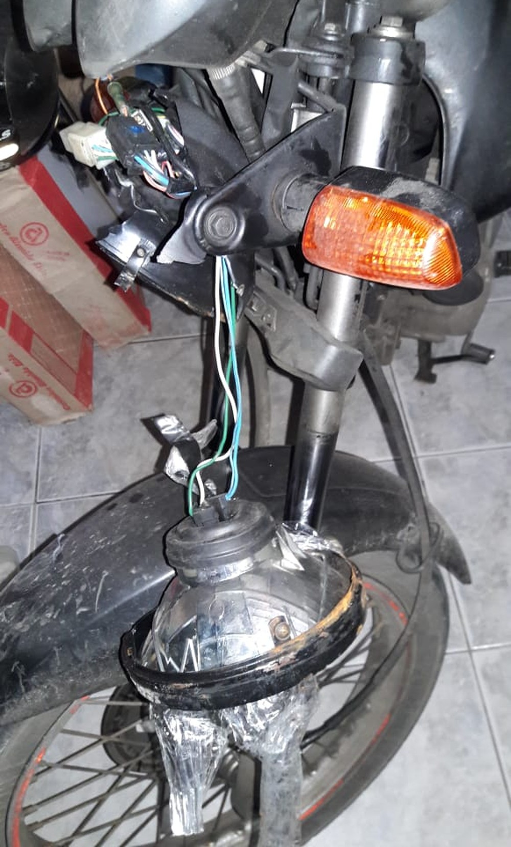 Motorista deixa bilhete após destruir moto e post viraliza: 'Me liga'