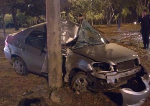 Homem agride mulher, foge de policiais e morre ao bater carro em poste
