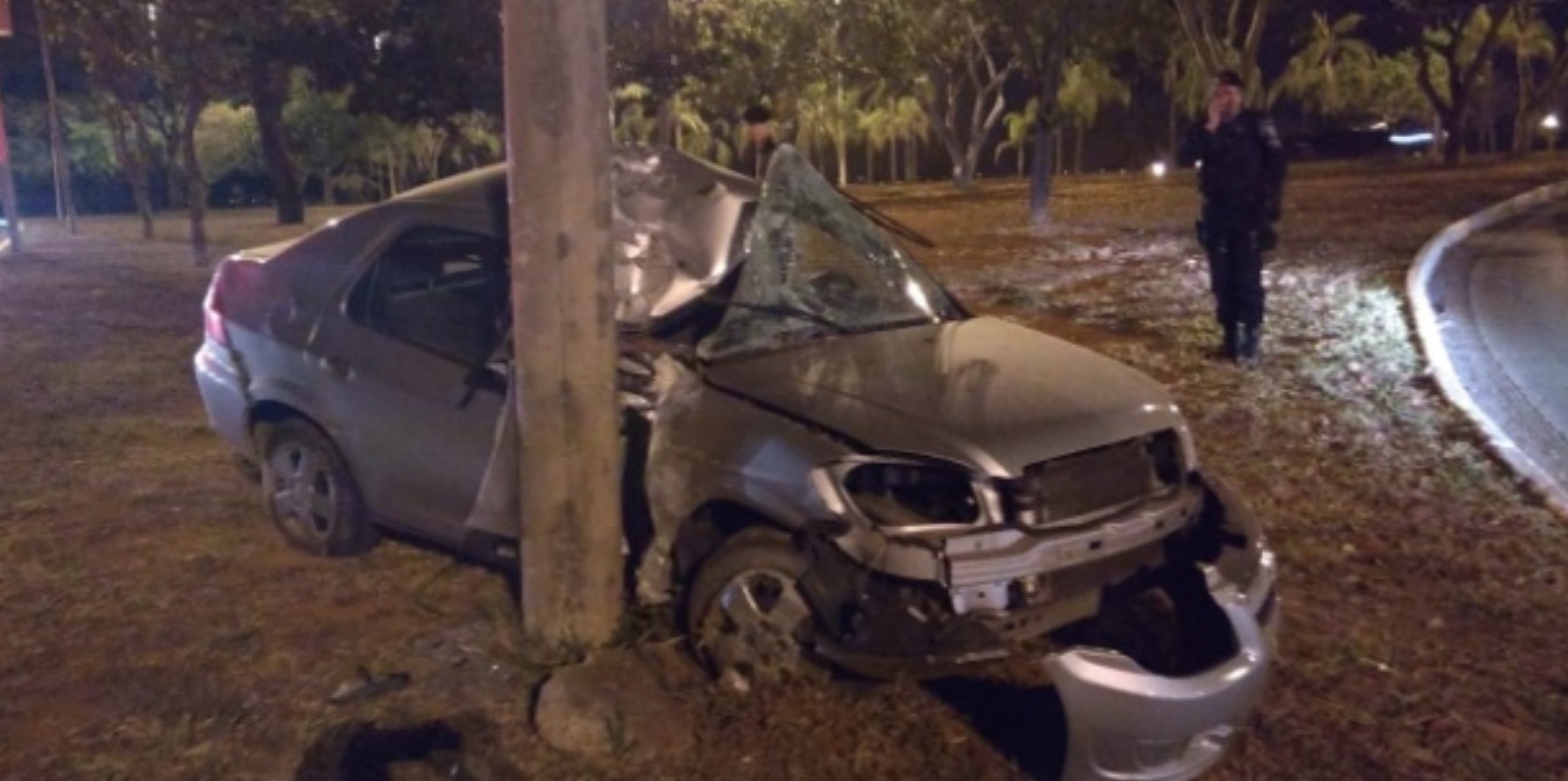 Homem agride mulher, foge de policiais e morre ao bater carro em poste