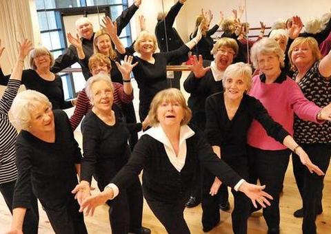 Dançar na terceira idade faz bem à saúde, evita a solidão e isolamento