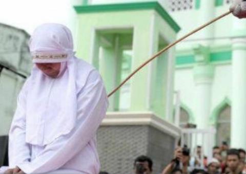 Mulheres levam chibatadas por manterem relação homossexual na Malásia