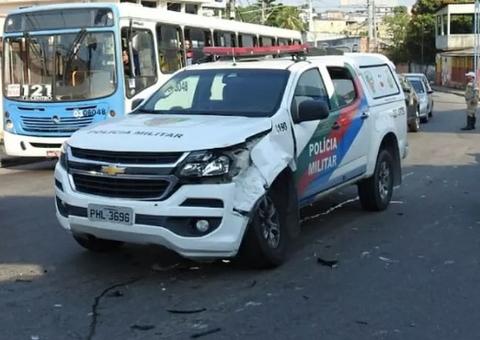 PM fica ferido durante acidente entre carro e viatura em Manaus