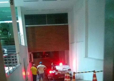 Mulher que caiu em fosso de elevador estava se escondendo, revela polícia