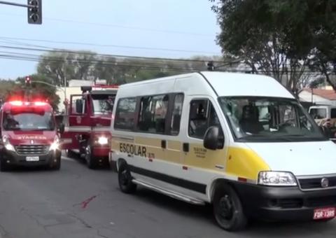 Menino de 5 anos morre atropelado por van escolar na faixa de pedestres