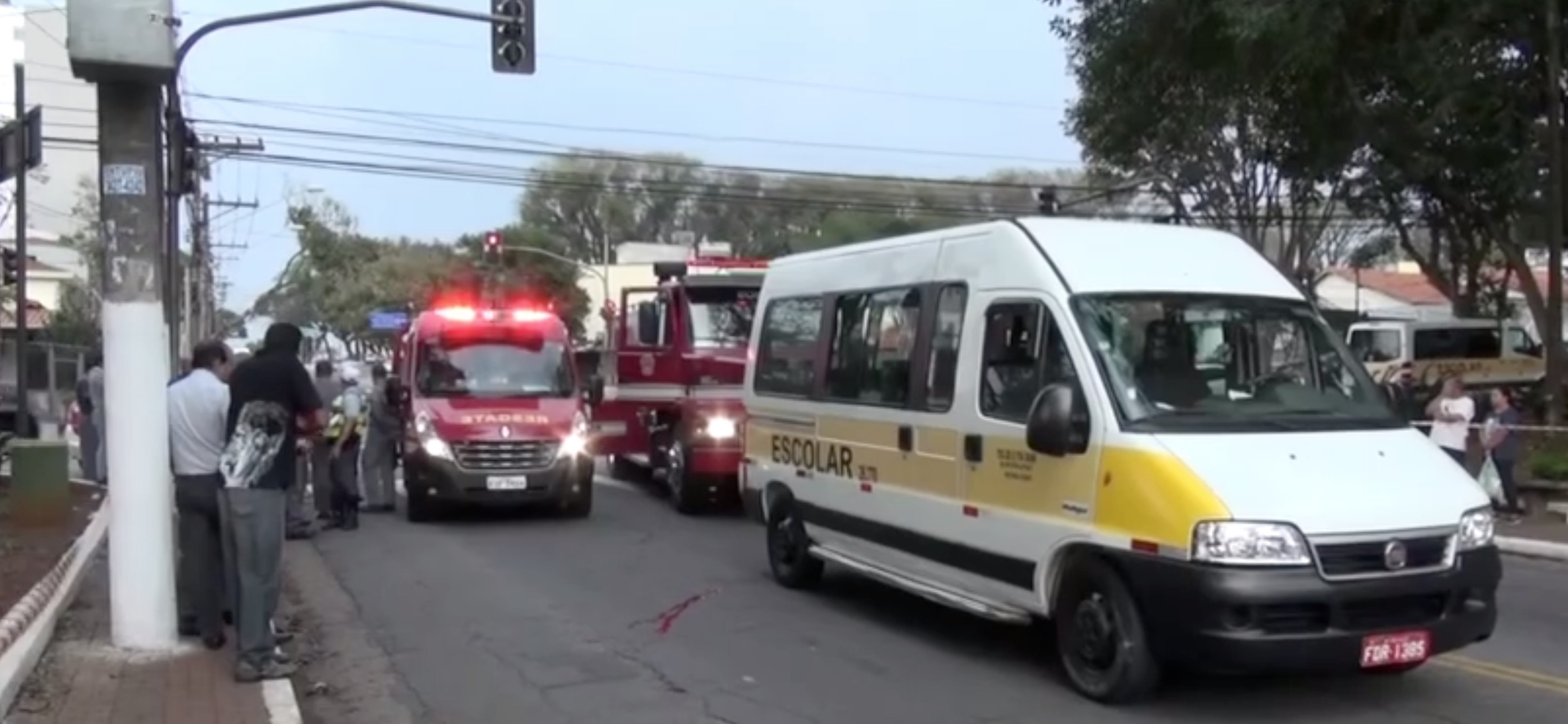 Menino de 5 anos morre atropelado por van escolar na faixa de pedestres
