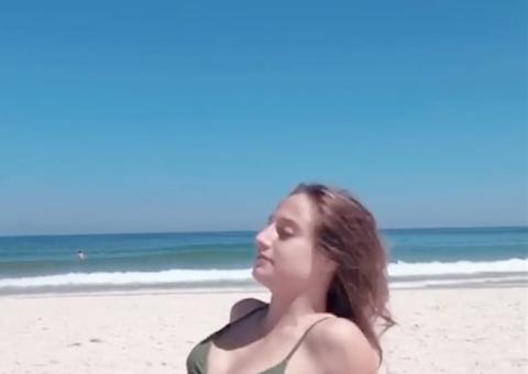 Aos 19, Bruna Griphao exibe barriga definida em dia de praia