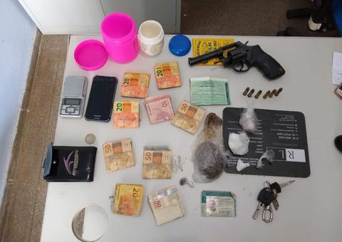 Homem é preso e namorada de 15 anos apreendida suspeitos de vender drogas no Amazonas