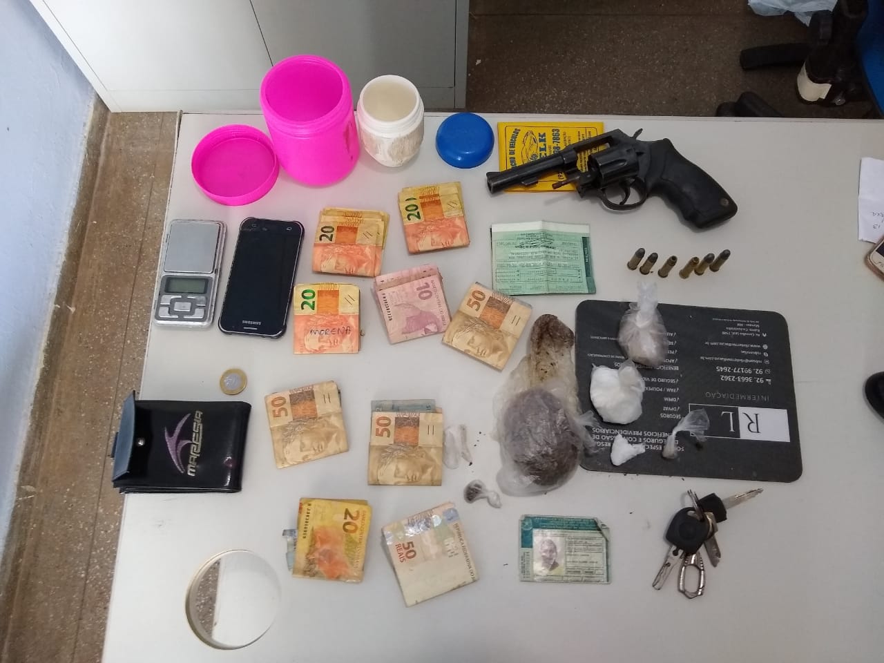 Homem é preso e namorada de 15 anos apreendida suspeitos de vender drogas no Amazonas