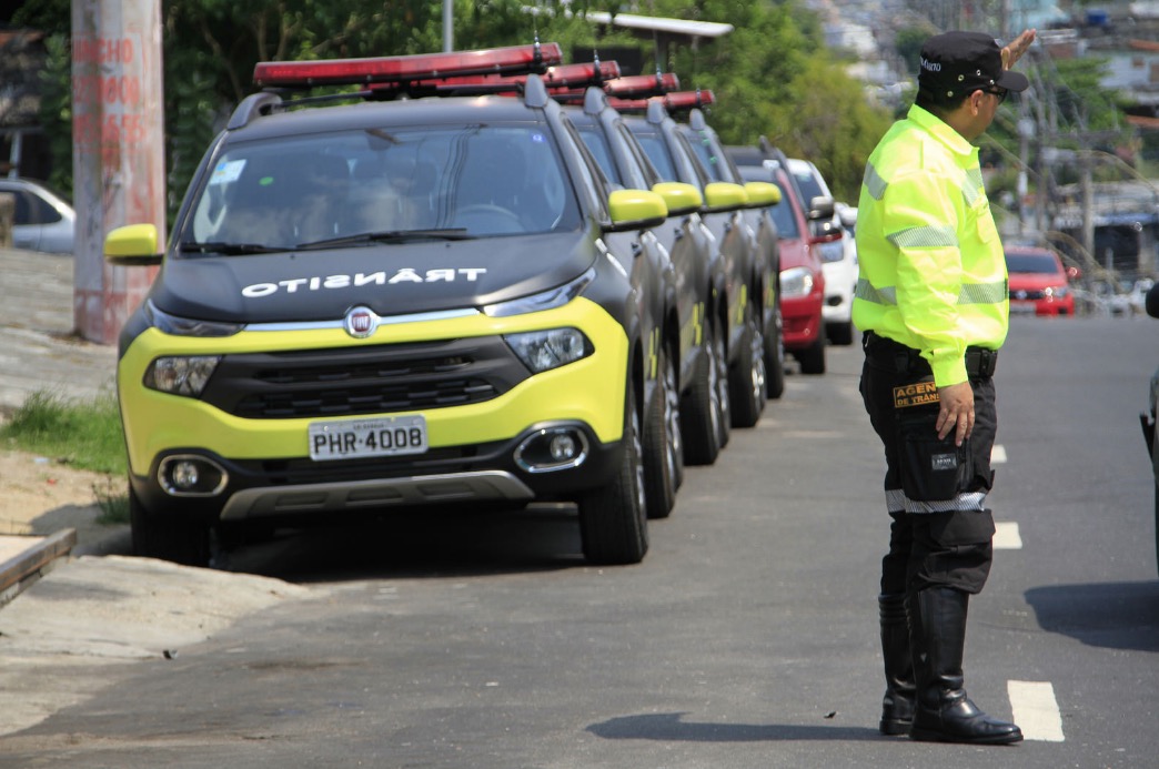 Agentes de trânsito ganham novos uniformes e veículos com nova tecnologia em Manaus