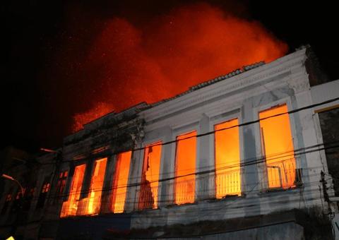Incêndio de grandes proporções atinge casarão no centro histórico de Salvador